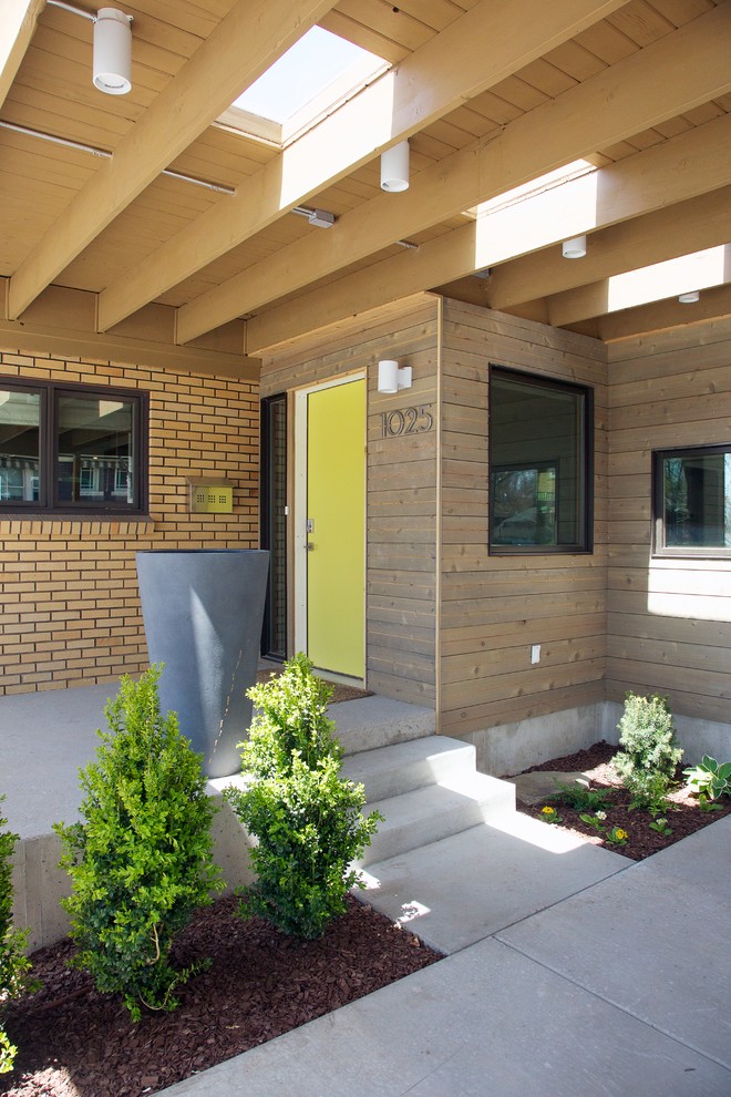 Пример оригинального дизайна: маленькая входная дверь в стиле модернизм с коричневыми стенами, одностворчатой входной дверью, зеленой входной дверью и паркетным полом среднего тона для на участке и в саду
