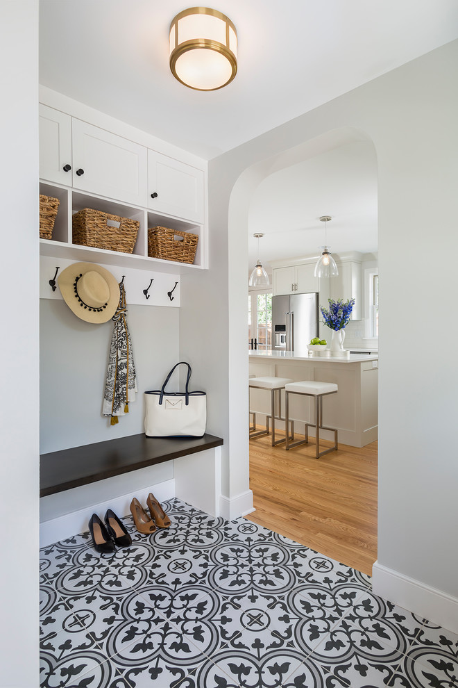 Идея дизайна: тамбур среднего размера со шкафом для обуви в стиле неоклассика (современная классика) с серыми стенами, полом из керамогранита, одностворчатой входной дверью, белой входной дверью и разноцветным полом