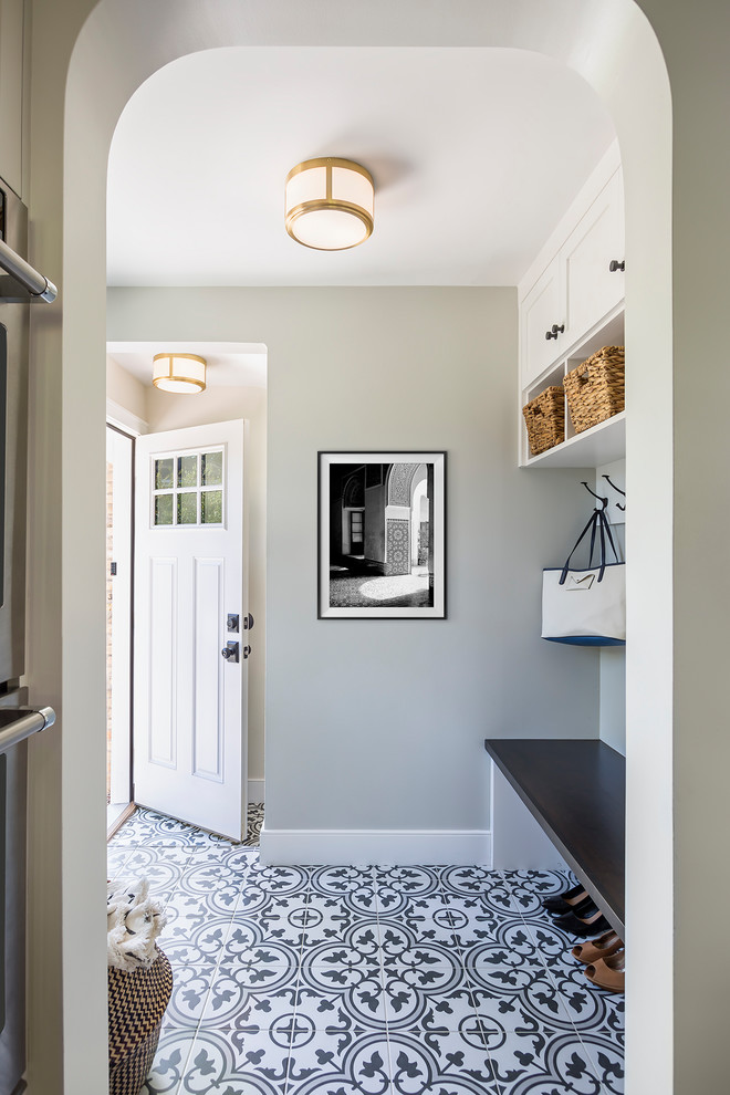 Идея дизайна: тамбур среднего размера: освещение в стиле неоклассика (современная классика) с серыми стенами, полом из керамогранита, одностворчатой входной дверью, белой входной дверью и разноцветным полом