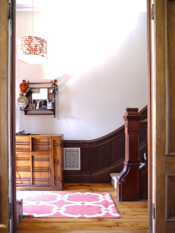 Foto de puerta principal actual pequeña con paredes blancas, suelo de madera en tonos medios, puerta doble y puerta blanca