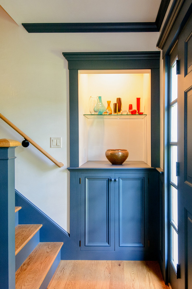 Foto de distribuidor de estilo de casa de campo de tamaño medio con paredes azules, suelo de madera en tonos medios, puerta simple y puerta azul