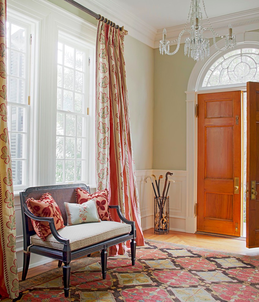Großes Klassisches Foyer mit grüner Wandfarbe, braunem Holzboden, Doppeltür, hellbrauner Holzhaustür und beigem Boden in Charleston