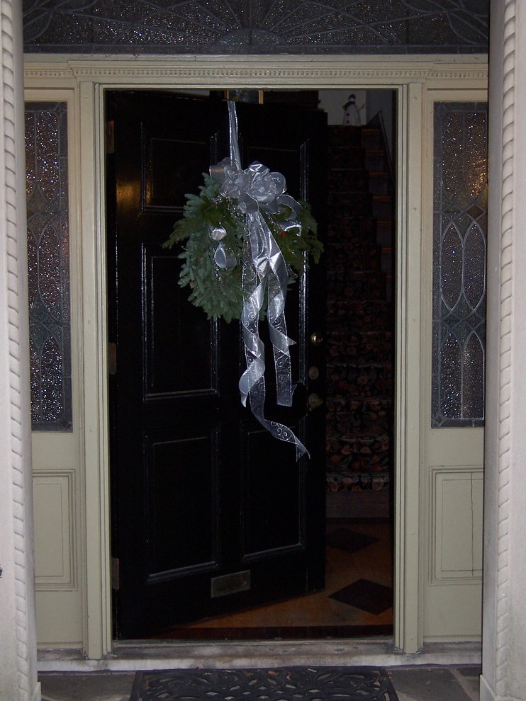 Example of a classic entryway design in Baltimore