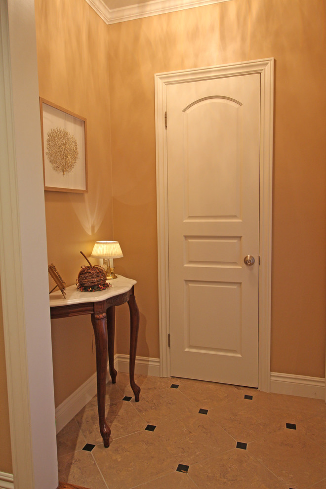Свежая идея для дизайна: фойе среднего размера в классическом стиле с бежевыми стенами, мраморным полом, одностворчатой входной дверью, белой входной дверью и бежевым полом - отличное фото интерьера