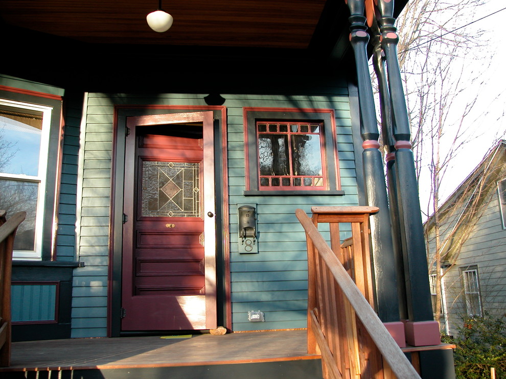 Mittelgroße Rustikale Haustür mit blauer Wandfarbe, Einzeltür, lila Haustür und braunem Holzboden in Boston