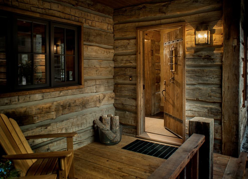 Urige Haustür mit braunem Holzboden, hellbrauner Holzhaustür und Einzeltür in Sonstige