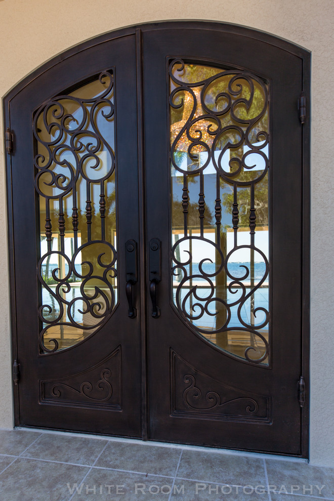 Foto di un'ampia porta d'ingresso tradizionale con pareti beige, una porta a due ante e una porta in legno scuro