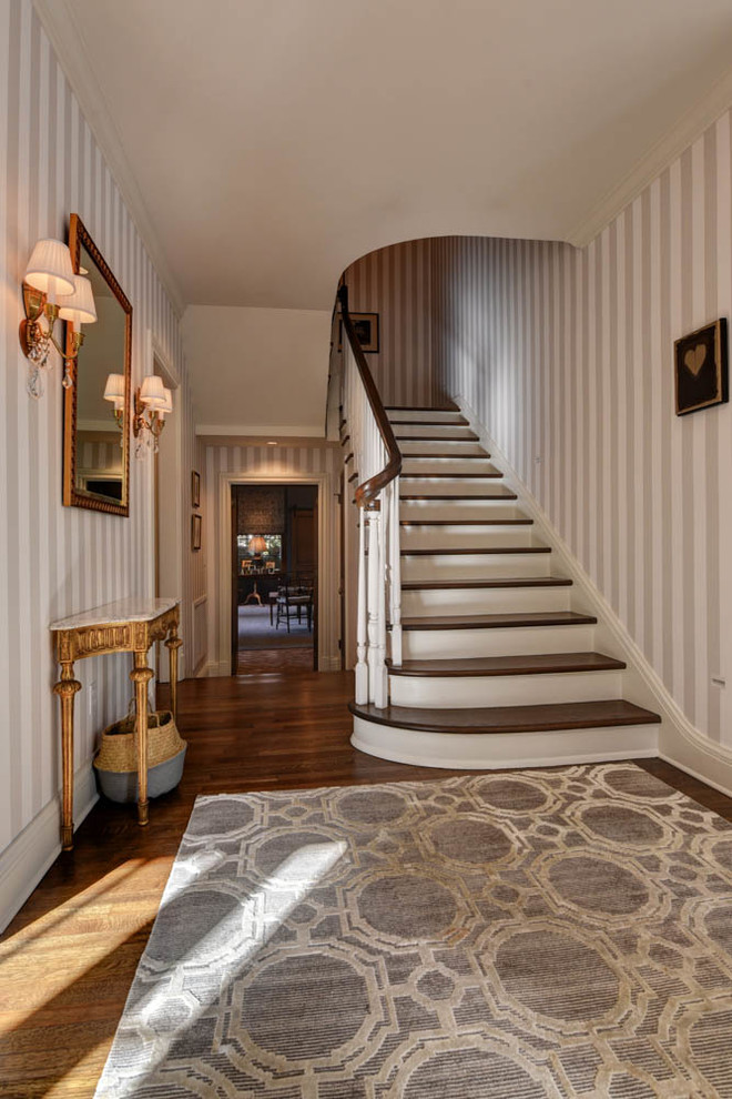 Mittelgroßes Klassisches Foyer mit bunten Wänden, braunem Boden, dunklem Holzboden, Einzeltür und hellbrauner Holzhaustür in New Orleans