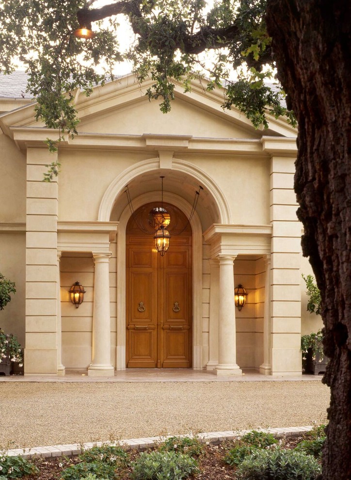 Пример оригинального дизайна: огромная входная дверь с бежевыми стенами, полом из керамической плитки, двустворчатой входной дверью, входной дверью из светлого дерева и бежевым полом