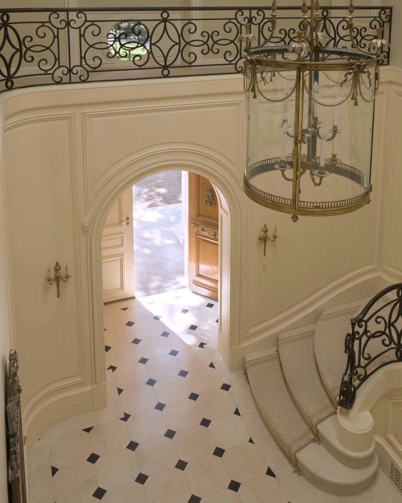 Источник вдохновения для домашнего уюта: огромное фойе в классическом стиле с белыми стенами, полом из керамической плитки, двустворчатой входной дверью, входной дверью из светлого дерева и разноцветным полом