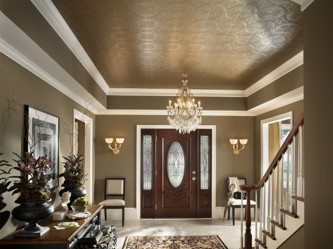 他の地域にあるトラディショナルスタイルのおしゃれな玄関ロビー (茶色い壁、大理石の床、茶色いドア、白い床) の写真