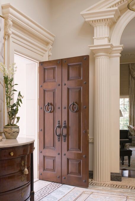 高級な広いトラディショナルスタイルのおしゃれな玄関ドア (白い壁、セラミックタイルの床、濃色木目調のドア、マルチカラーの床) の写真
