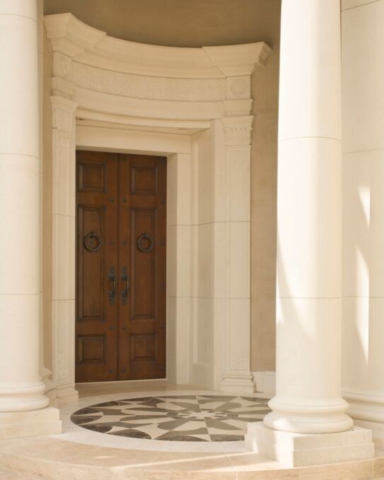 Große Klassische Haustür mit beiger Wandfarbe, Keramikboden, Drehtür, dunkler Holzhaustür und buntem Boden