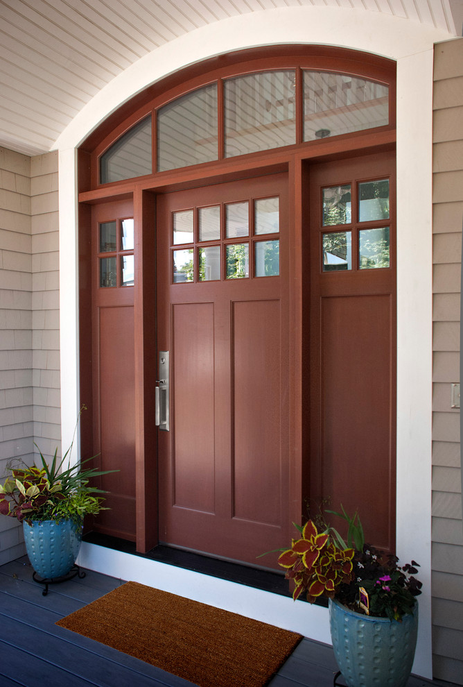 Mittelgroße Klassische Haustür mit brauner Wandfarbe, braunem Holzboden, Einzeltür, dunkler Holzhaustür und grauem Boden in Boston