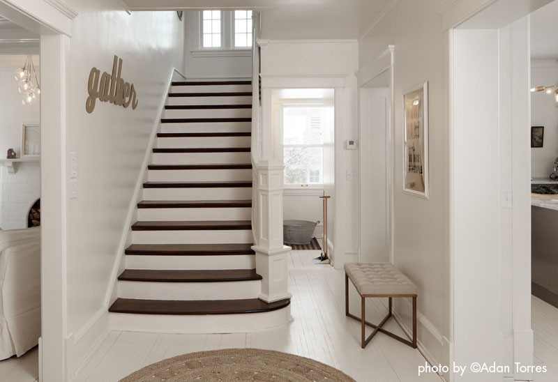 Источник вдохновения для домашнего уюта: фойе среднего размера в современном стиле с белыми стенами и деревянным полом