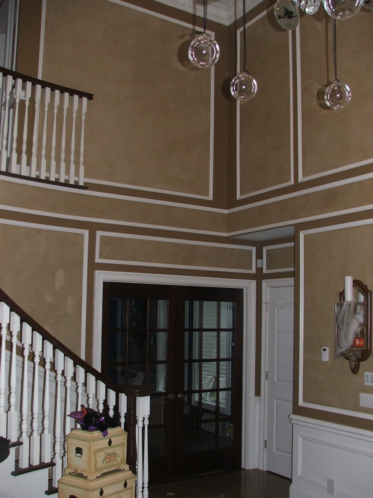 Источник вдохновения для домашнего уюта: большое фойе в викторианском стиле с бежевыми стенами, двустворчатой входной дверью, коричневой входной дверью и полом из керамической плитки