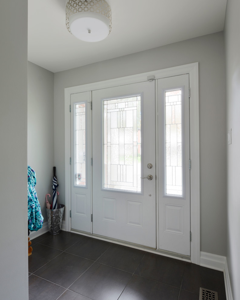 Immagine di una piccola porta d'ingresso chic con pareti grigie, pavimento con piastrelle in ceramica, una porta singola e una porta bianca