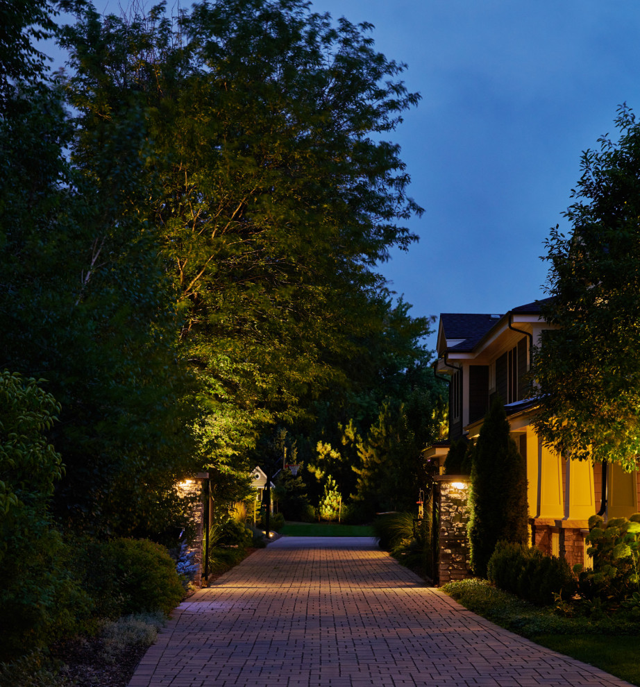 Esempio di un grande vialetto d'ingresso american style dietro casa in estate con pavimentazioni in pietra naturale