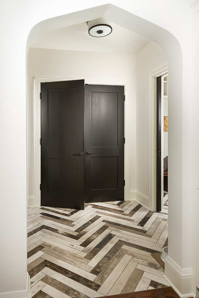 Idee per un ingresso con anticamera tradizionale di medie dimensioni con pareti bianche, pavimento in gres porcellanato e pavimento grigio