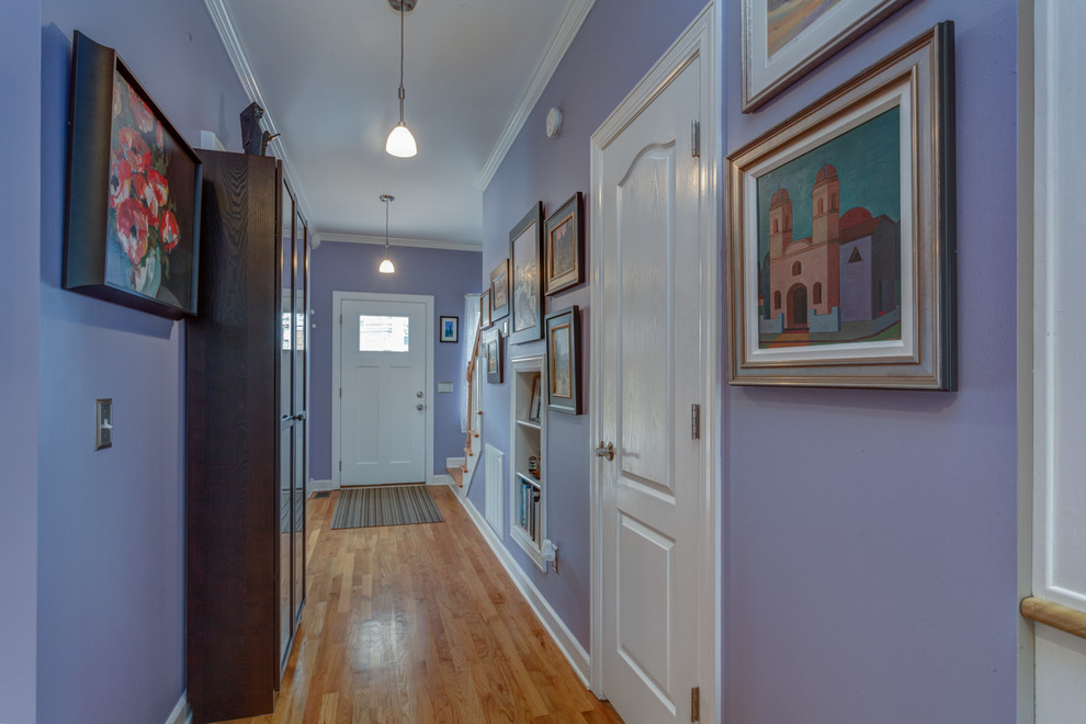 ナッシュビルにある高級な小さなトランジショナルスタイルのおしゃれな玄関 (紫の壁、無垢フローリング、白いドア) の写真