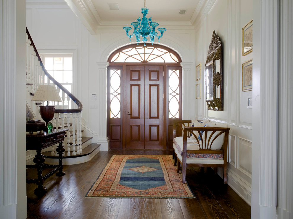 Diseño de puerta principal costera grande con paredes blancas, suelo de madera oscura, puerta simple y puerta de madera en tonos medios