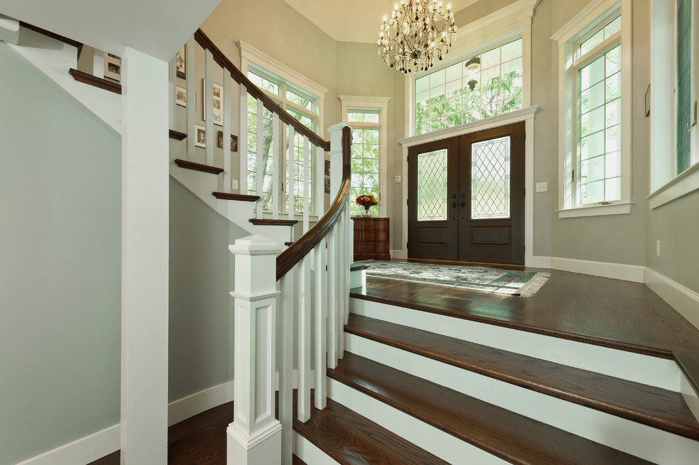 Example of a transitional entryway design in Boston