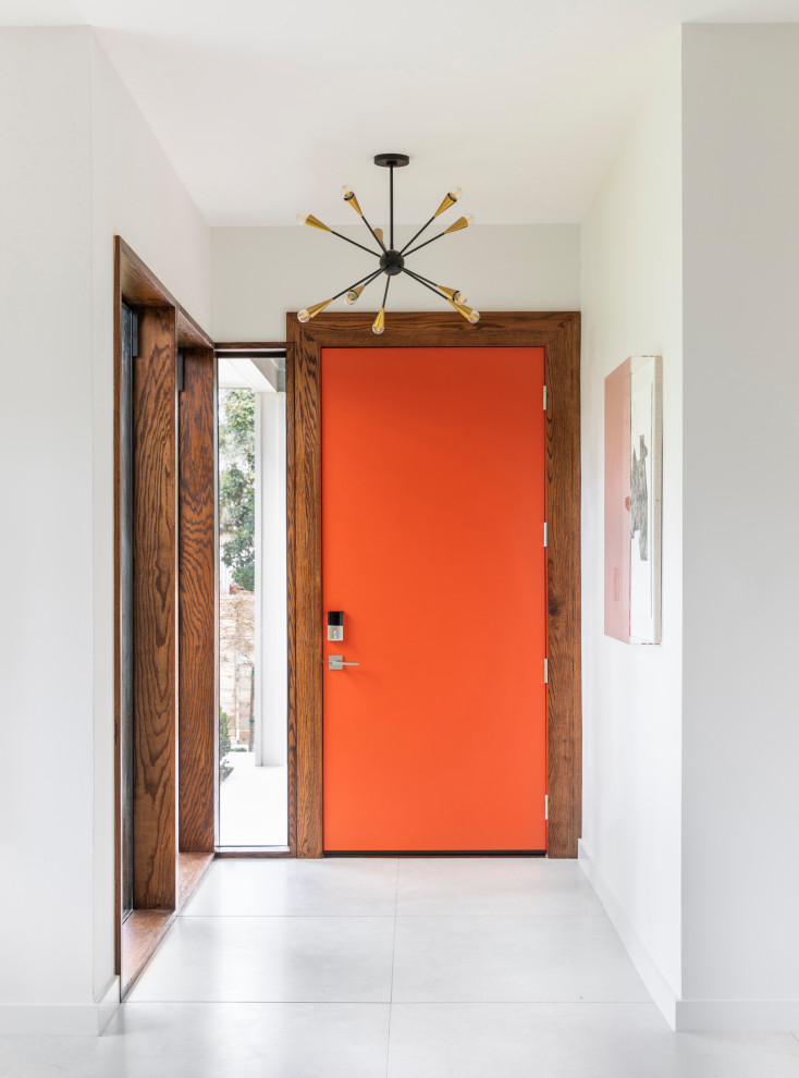 Foto på en mellanstor funkis ingång och ytterdörr, med vita väggar, klinkergolv i porslin, en enkeldörr, en orange dörr och vitt golv