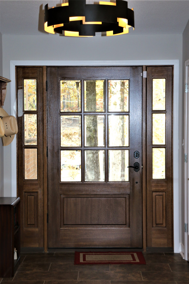 Идея дизайна: входная дверь среднего размера в классическом стиле с серыми стенами, полом из керамической плитки, поворотной входной дверью, входной дверью из темного дерева и коричневым полом