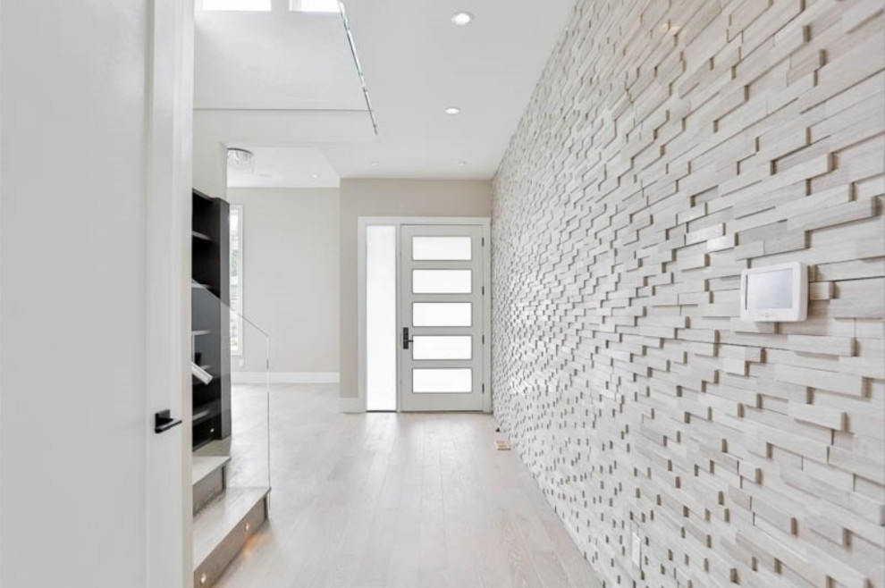 Ejemplo de hall moderno con paredes blancas, suelo de madera clara, puerta simple, puerta blanca y suelo beige