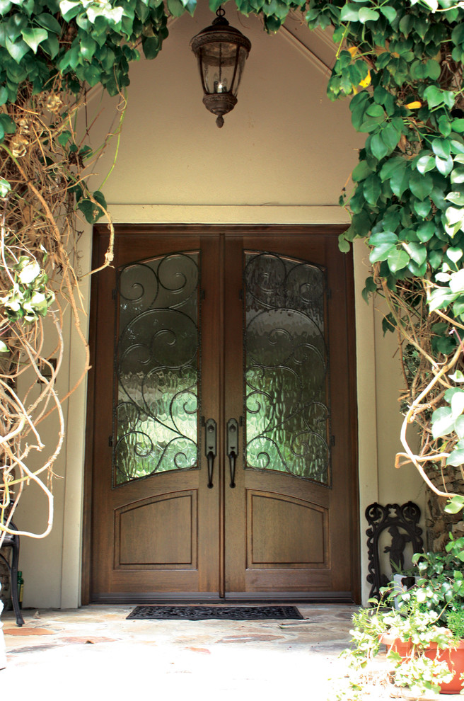 Ispirazione per una porta d'ingresso shabby-chic style con una porta a due ante e una porta in legno scuro