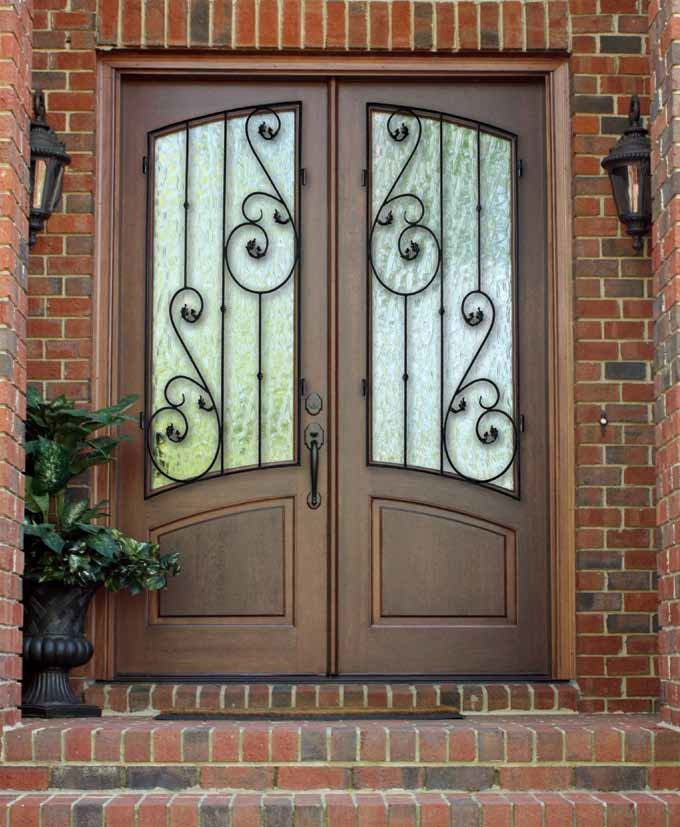 Esempio di una porta d'ingresso chic di medie dimensioni con pareti marroni, una porta a due ante e una porta in legno chiaro