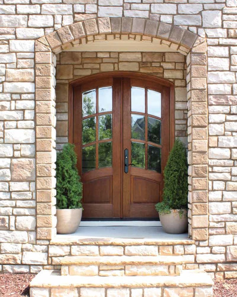 Ejemplo de puerta principal clásica de tamaño medio con paredes marrones, puerta doble y puerta de madera clara