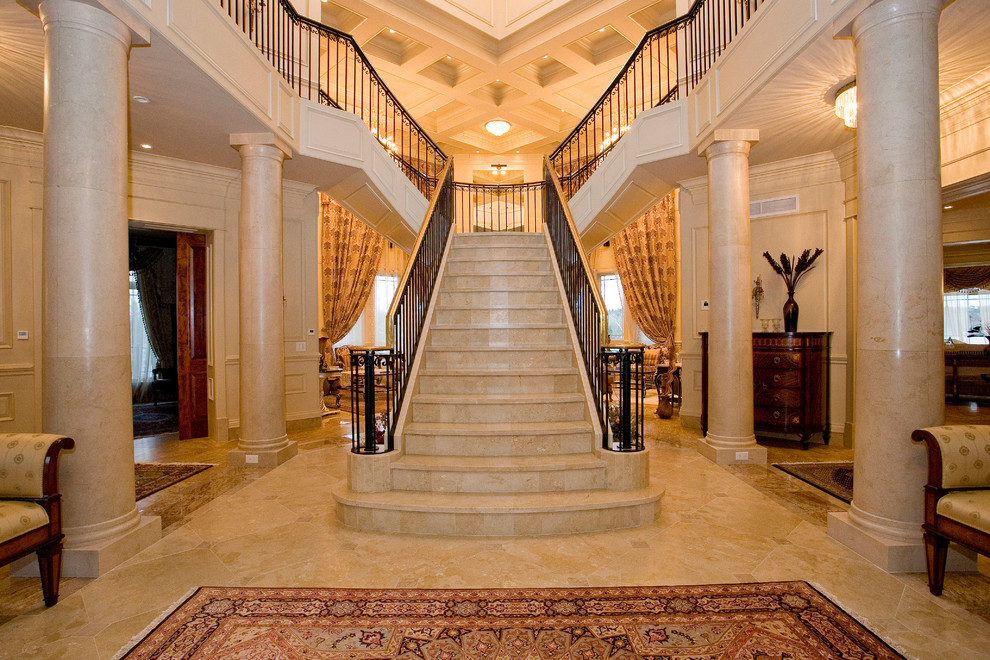 Geräumiges Mediterranes Foyer mit brauner Wandfarbe, Granitboden, Doppeltür und dunkler Holzhaustür in Sonstige