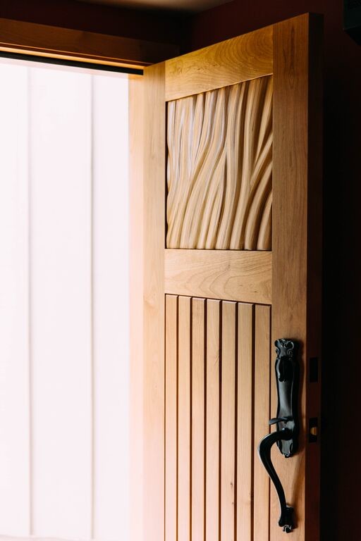Imagen de puerta principal ecléctica de tamaño medio con paredes beige, suelo de madera clara, puerta simple y puerta de madera clara