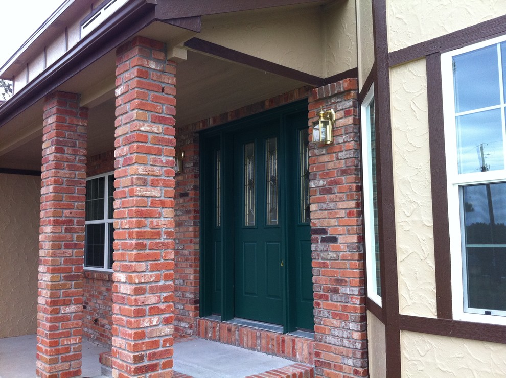 Cette image montre une porte d'entrée traditionnelle de taille moyenne avec une porte simple et une porte verte.