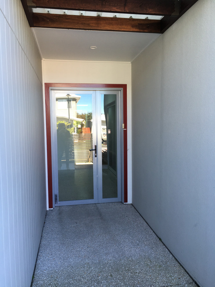 Mittelgroßer Moderner Eingang mit Vestibül, weißer Wandfarbe, Vinylboden, Einzeltür, Haustür aus Glas, beigem Boden, Kassettendecke und Wandpaneelen in Sunshine Coast