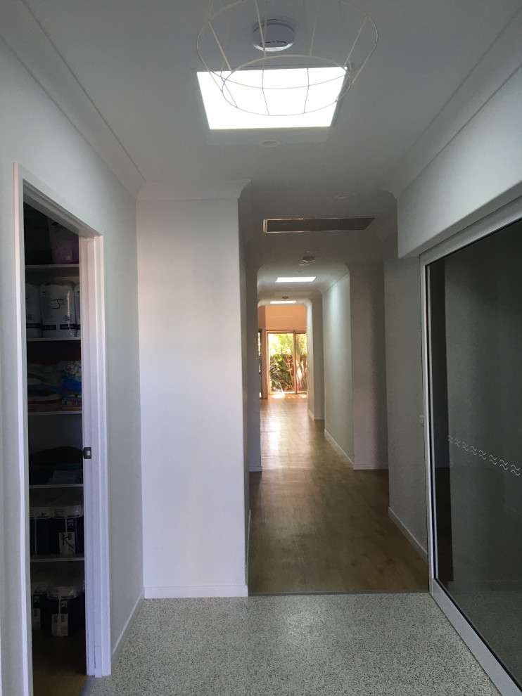 На фото: вестибюль среднего размера в современном стиле с белыми стенами, полом из винила, одностворчатой входной дверью, стеклянной входной дверью, бежевым полом, кессонным потолком и панелями на части стены