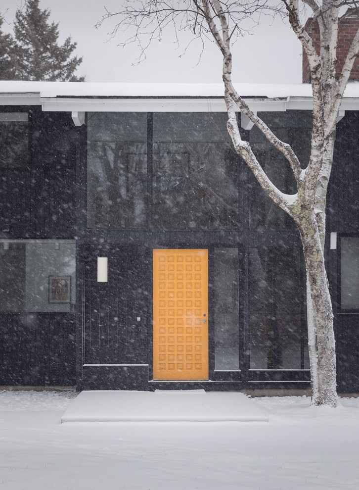 ポートランド(メイン)にあるミッドセンチュリースタイルのおしゃれな玄関ドア (オレンジのドア) の写真