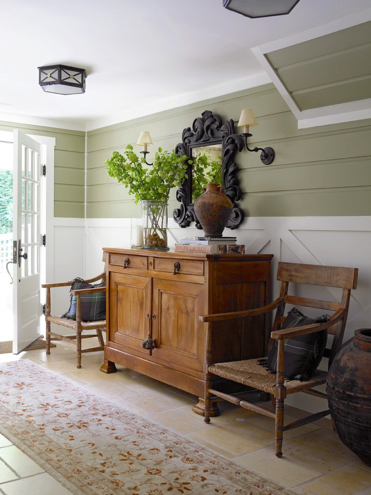 Ejemplo de entrada campestre de tamaño medio con paredes verdes, puerta simple, puerta blanca y suelo beige
