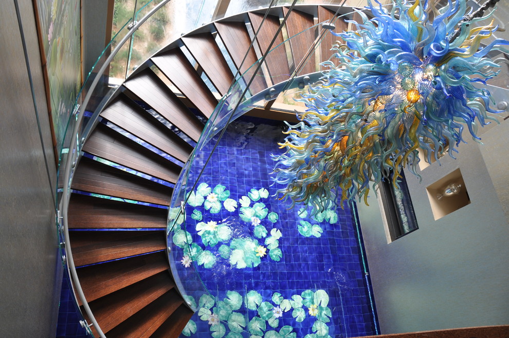 マイアミにあるラグジュアリーな巨大なエクレクティックスタイルのおしゃれな階段の写真