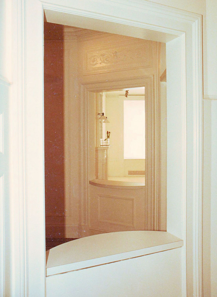 Cette photo montre un très grand hall d'entrée moderne avec un mur blanc, un sol en marbre, une porte double et une porte blanche.