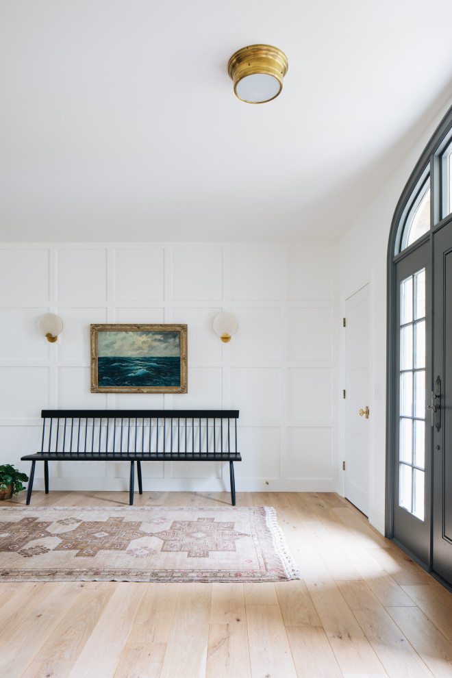 Idéer för vintage foajéer, med vita väggar, ljust trägolv, en enkeldörr, en svart dörr och beiget golv