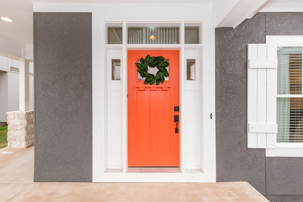 Foto di una grande porta d'ingresso costiera con una porta singola e una porta arancione