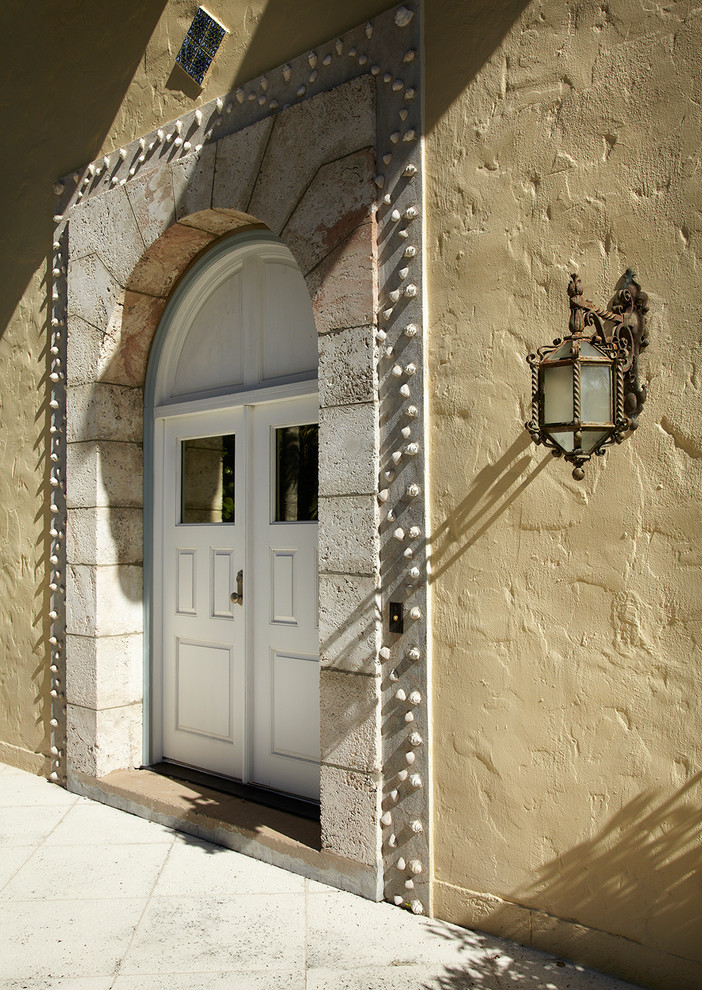 マイアミにある地中海スタイルのおしゃれな玄関の写真