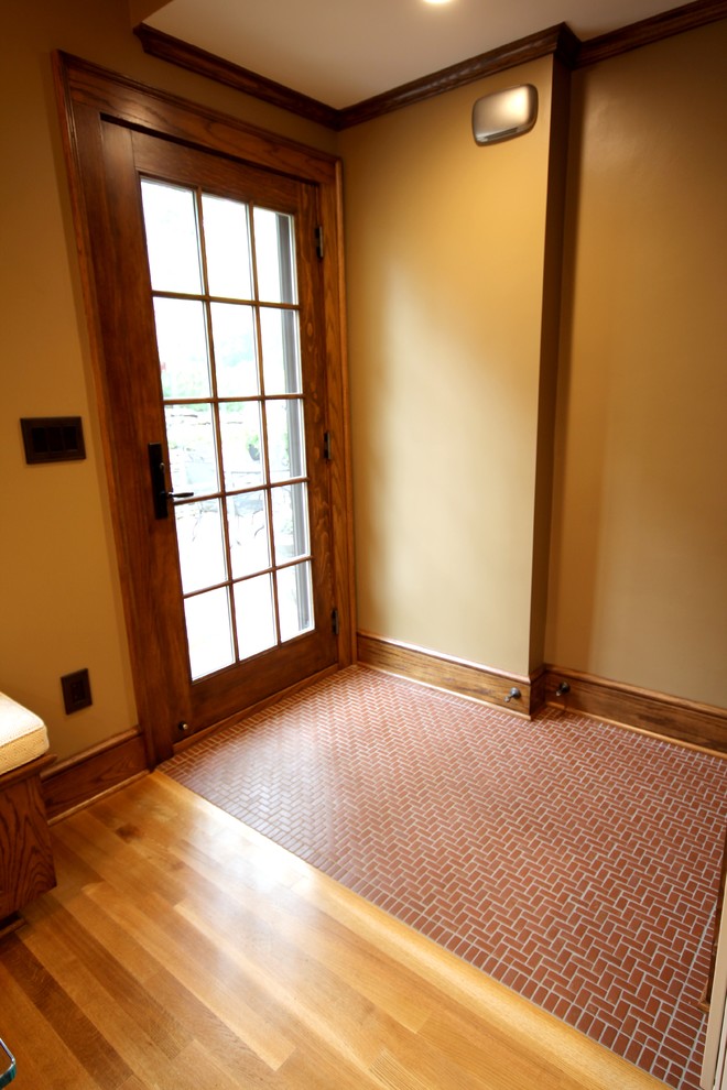 Свежая идея для дизайна: узкая прихожая среднего размера в классическом стиле с бежевыми стенами, полом из керамической плитки, одностворчатой входной дверью и входной дверью из дерева среднего тона - отличное фото интерьера