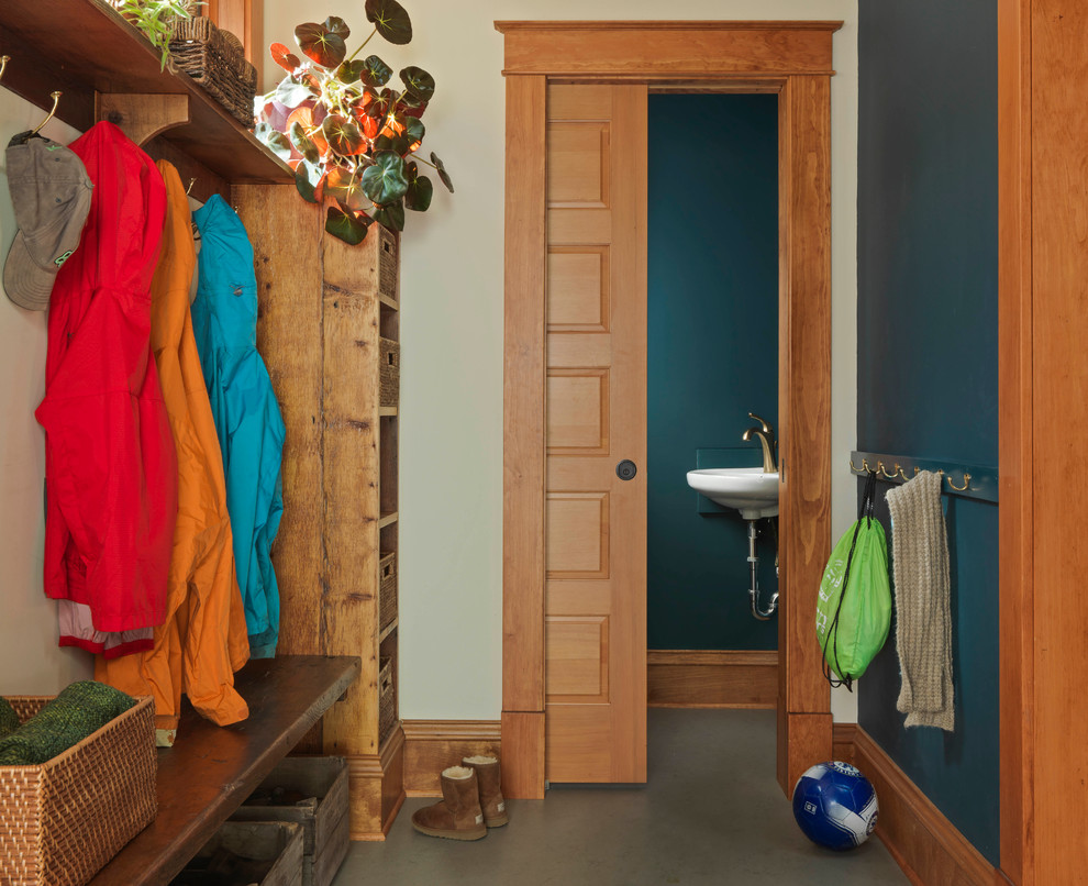 Inspiration för ett litet kapprum, med blå väggar, linoleumgolv, en enkeldörr och en orange dörr