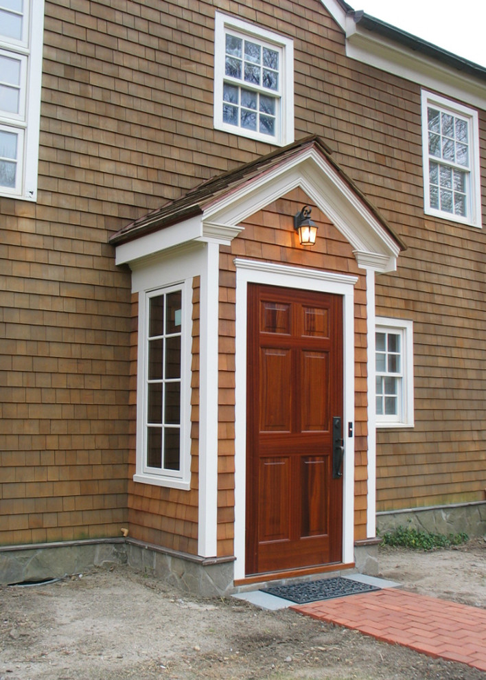 Пример оригинального дизайна: маленький вестибюль в классическом стиле с коричневыми стенами, полом из сланца, одностворчатой входной дверью и входной дверью из дерева среднего тона для на участке и в саду