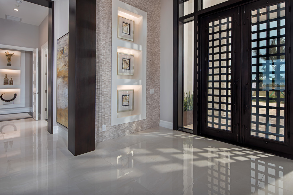 Ispirazione per una porta d'ingresso contemporanea di medie dimensioni con pareti beige, pavimento in marmo, una porta a due ante, una porta in vetro e pavimento beige