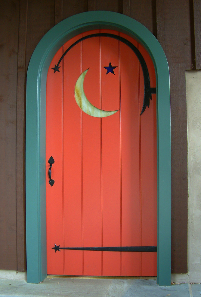Inspiration för eklektiska entréer, med bruna väggar, en enkeldörr och en orange dörr