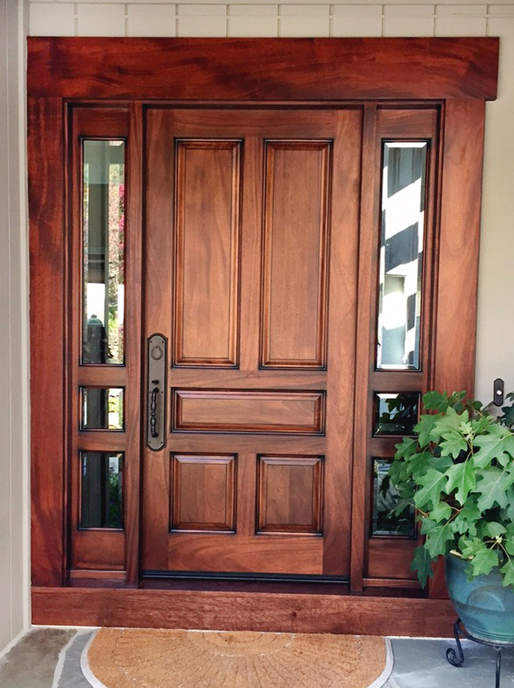 Пример оригинального дизайна: входная дверь среднего размера в стиле неоклассика (современная классика) с бежевыми стенами, полом из сланца, одностворчатой входной дверью и входной дверью из дерева среднего тона